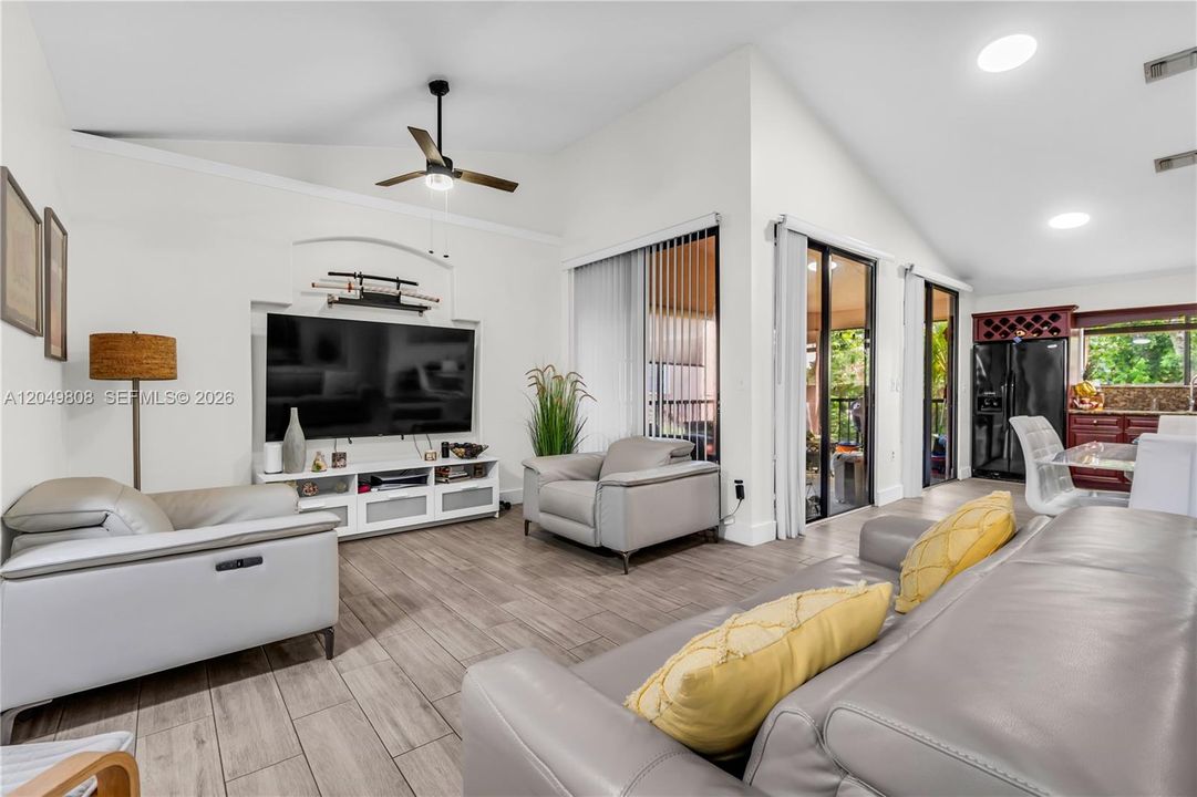 For Sale: $310,000 (2 beds, 2 baths, 1117 Square Feet)