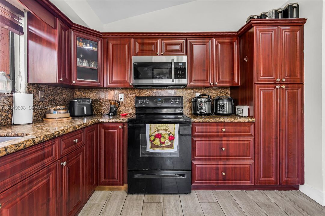 For Sale: $310,000 (2 beds, 2 baths, 1117 Square Feet)
