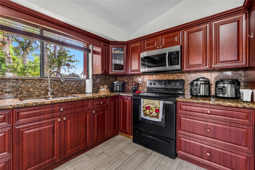 For Sale: $310,000 (2 beds, 2 baths, 1117 Square Feet)