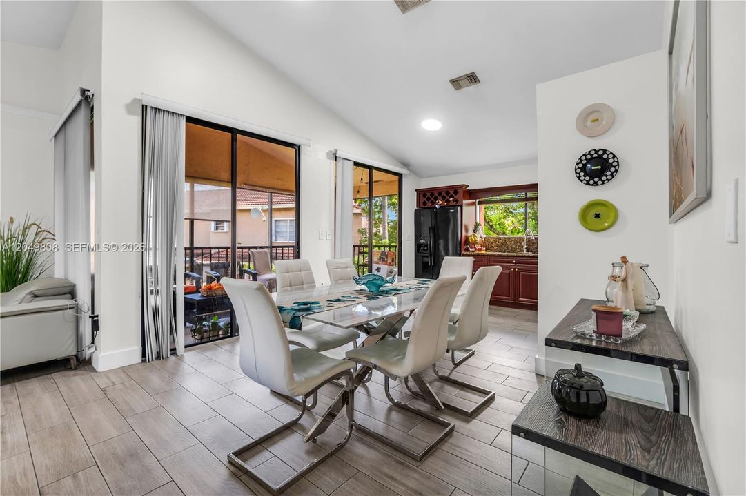 For Sale: $310,000 (2 beds, 2 baths, 1117 Square Feet)