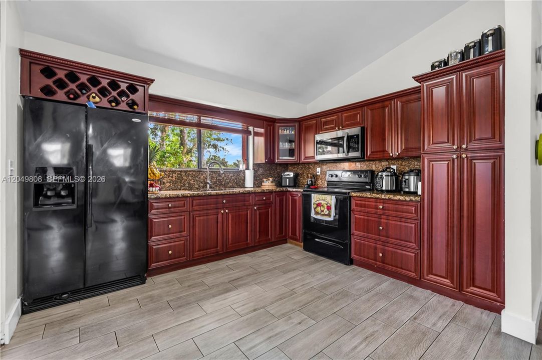 For Sale: $310,000 (2 beds, 2 baths, 1117 Square Feet)
