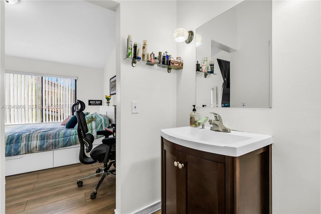 For Sale: $310,000 (2 beds, 2 baths, 1117 Square Feet)