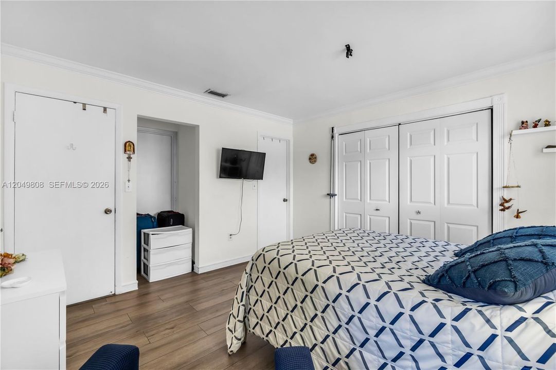 For Sale: $310,000 (2 beds, 2 baths, 1117 Square Feet)