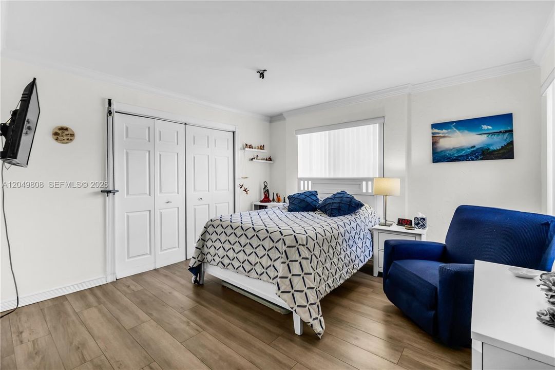 For Sale: $310,000 (2 beds, 2 baths, 1117 Square Feet)
