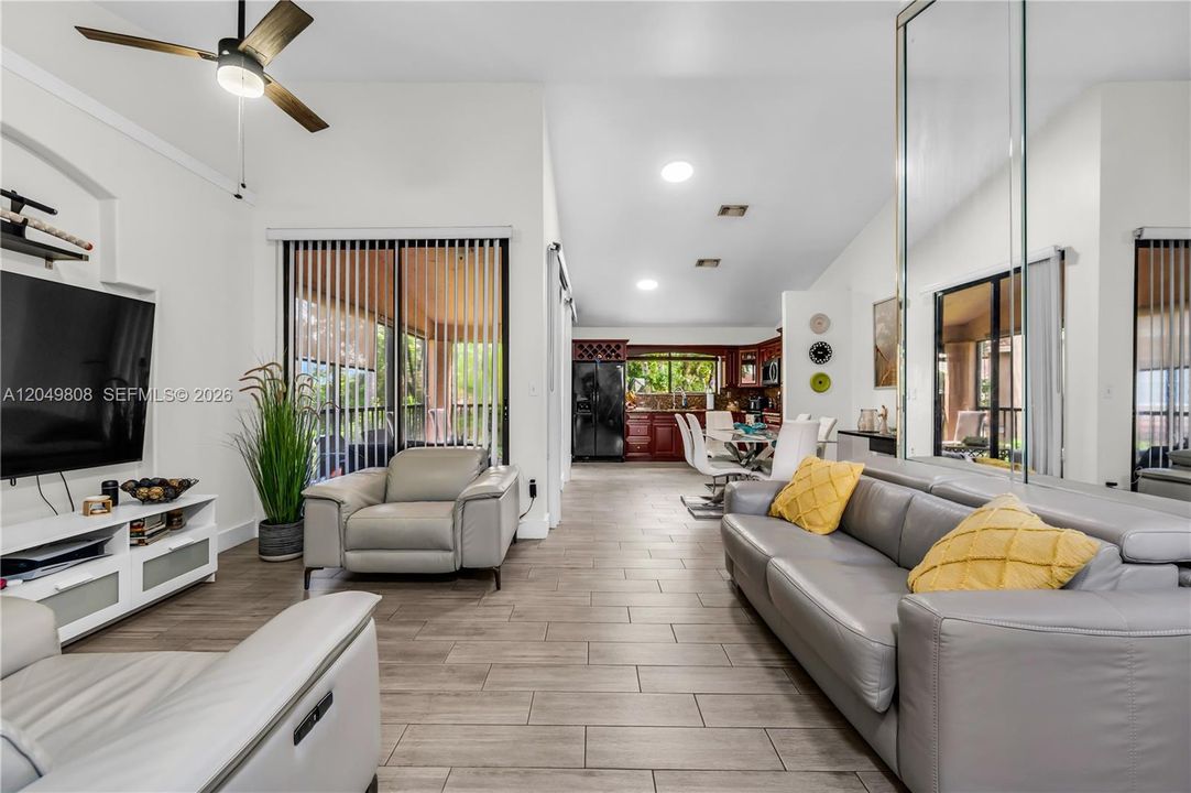 For Sale: $310,000 (2 beds, 2 baths, 1117 Square Feet)