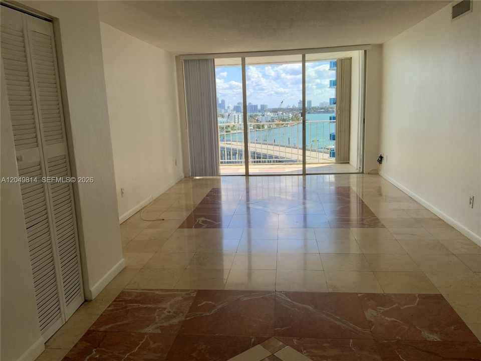 For Rent: $2,100 (1 beds, 1 baths, 940 Square Feet)