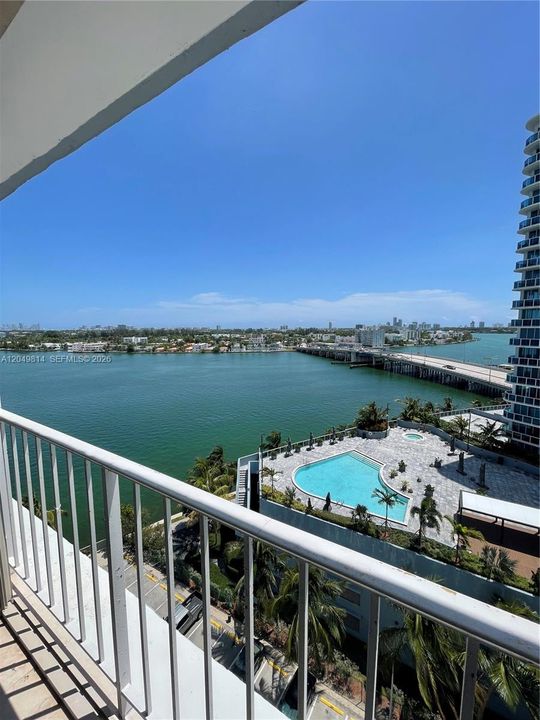 For Rent: $2,100 (1 beds, 1 baths, 940 Square Feet)