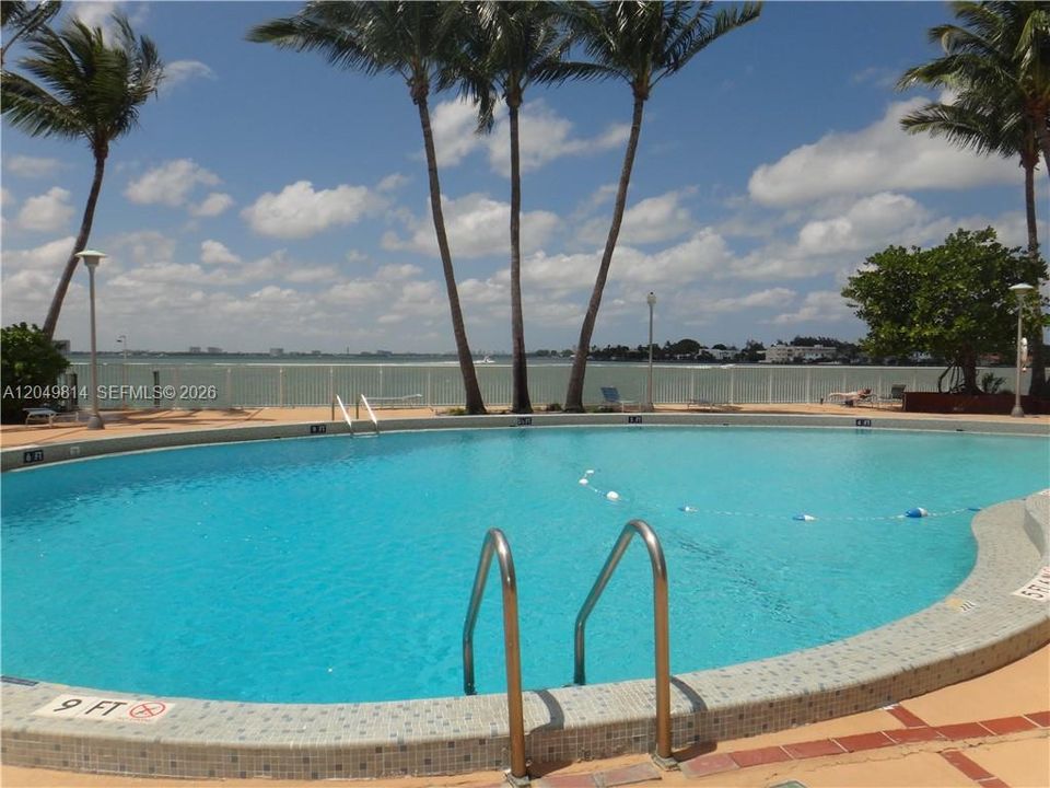 For Rent: $2,100 (1 beds, 1 baths, 940 Square Feet)