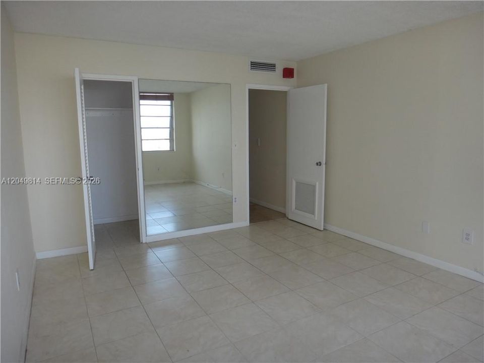 For Rent: $2,100 (1 beds, 1 baths, 940 Square Feet)