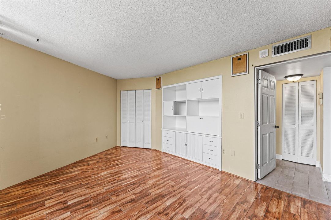 016-1400SaintCharlesPlace-616-PembrokePi