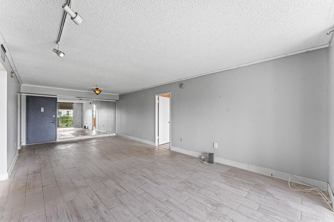 009-1400SaintCharlesPlace-616-PembrokePi