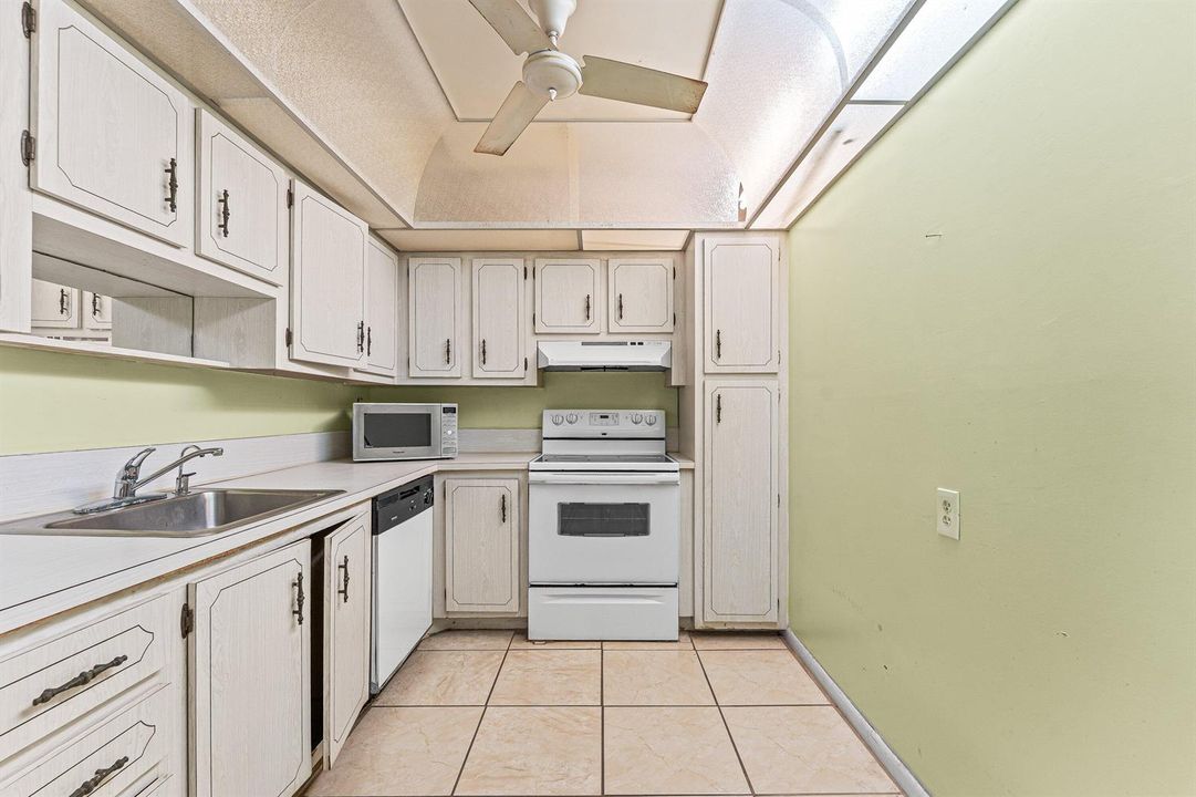 014-1400SaintCharlesPlace-616-PembrokePi