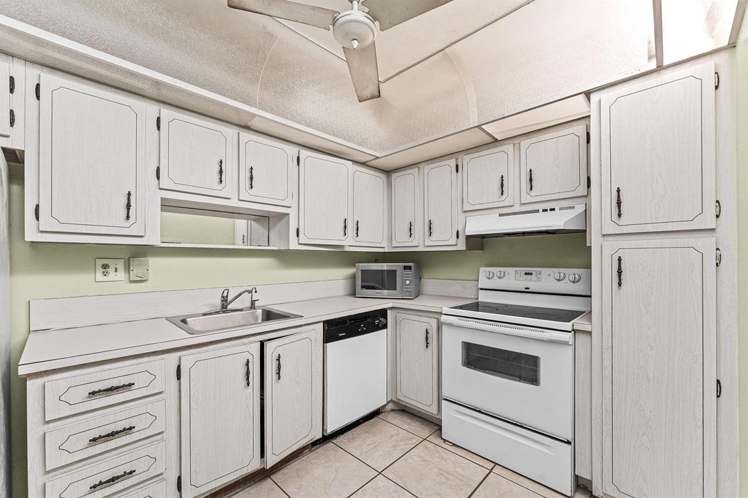 011-1400SaintCharlesPlace-616-PembrokePi