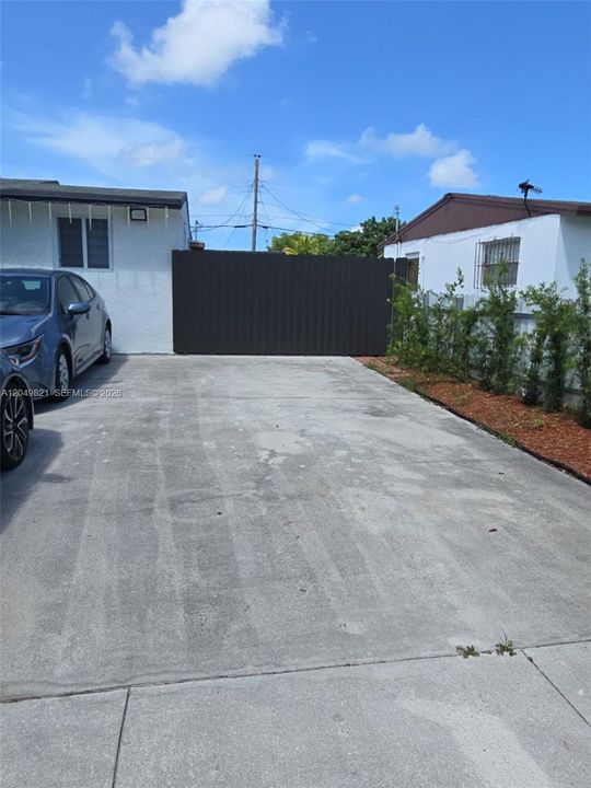 For Rent: $1,300 (1 beds, 1 baths, 1963 Square Feet)