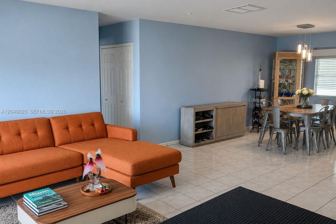 For Sale: $319,000 (2 beds, 2 baths, 1293 Square Feet)