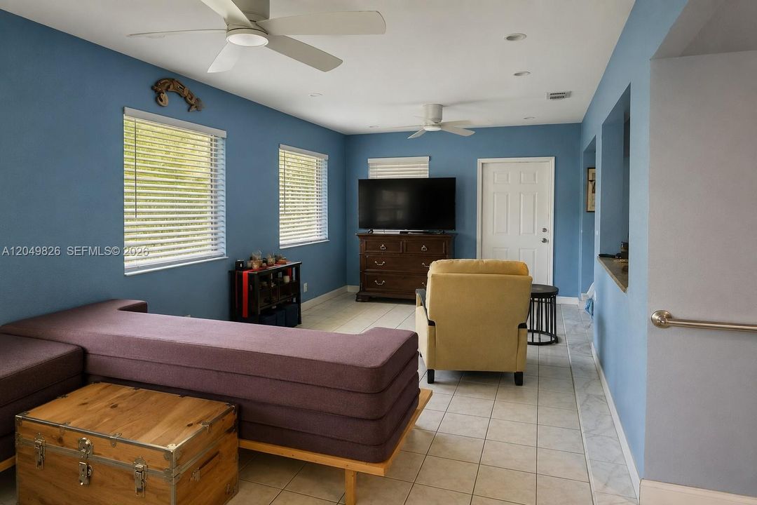 For Sale: $319,000 (2 beds, 2 baths, 1293 Square Feet)