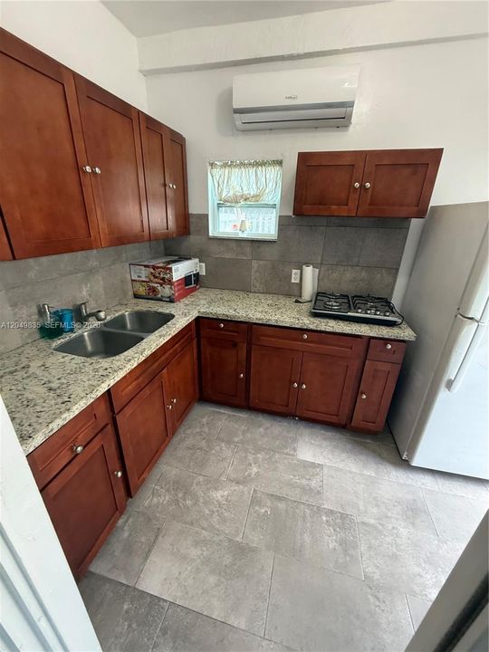 For Rent: $1,200 (1 beds, 1 baths, 2581 Square Feet)