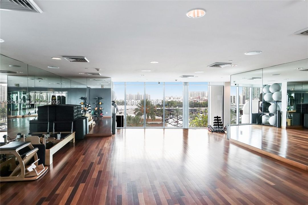 For Sale: $2,750,000 (3 beds, 3 baths, 1863 Square Feet)