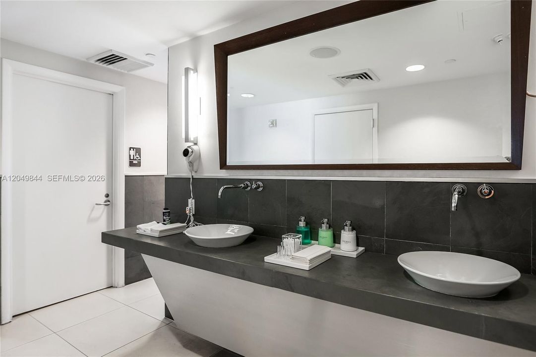 For Sale: $2,750,000 (3 beds, 3 baths, 1863 Square Feet)