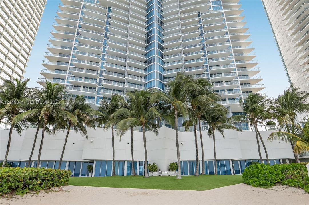 For Sale: $2,750,000 (3 beds, 3 baths, 1863 Square Feet)