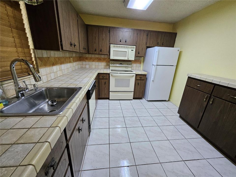 For Rent: $1,500 (1 beds, 1 baths, 200 Square Feet)