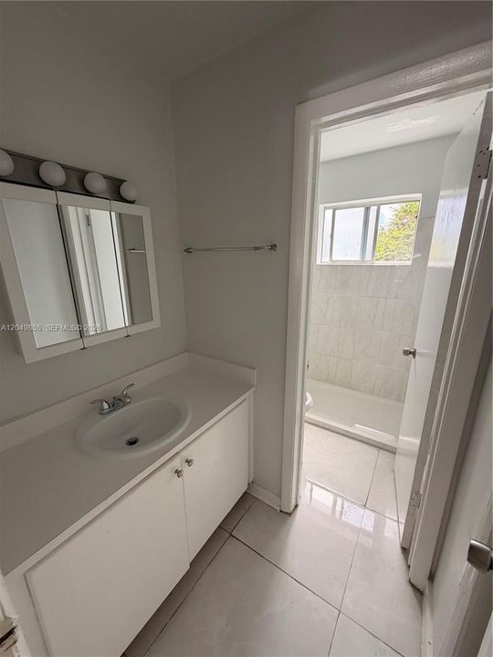 For Rent: $1,700 (1 beds, 1 baths, 700 Square Feet)