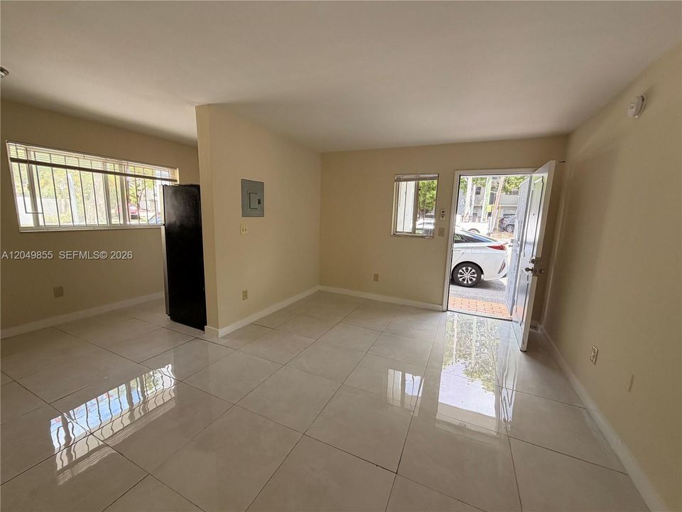 For Rent: $1,700 (1 beds, 1 baths, 700 Square Feet)