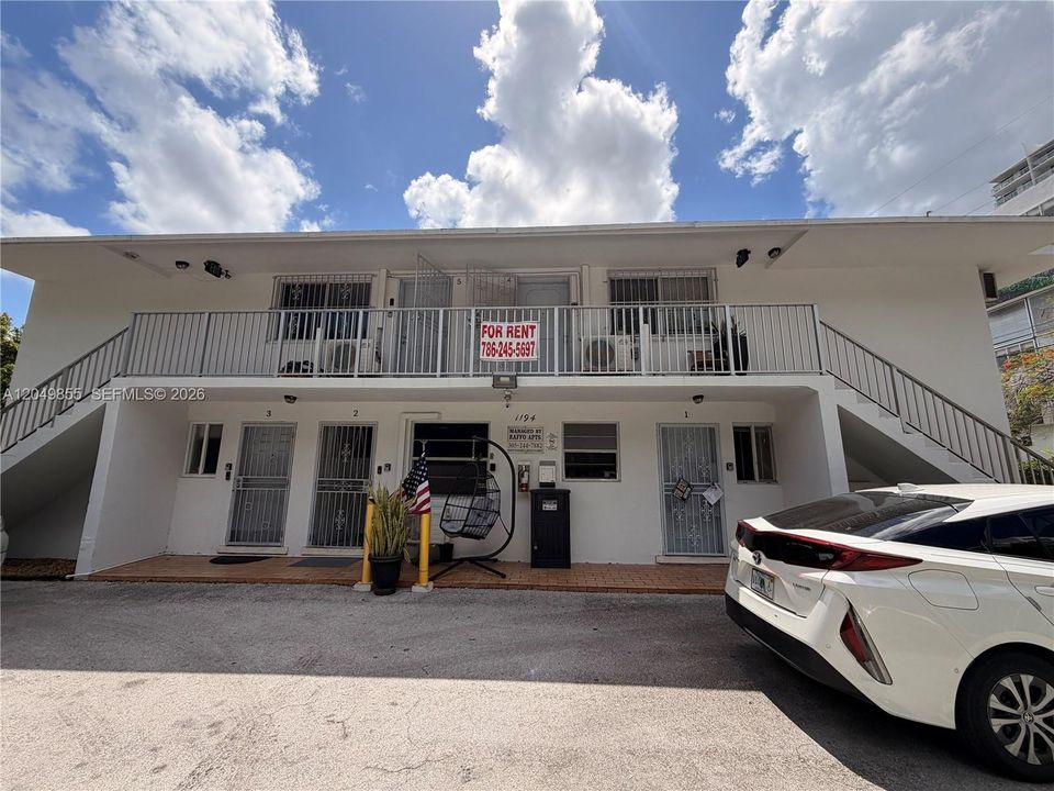 For Rent: $1,700 (1 beds, 1 baths, 700 Square Feet)