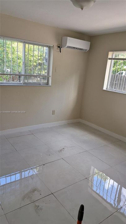 For Rent: $1,700 (1 beds, 1 baths, 700 Square Feet)
