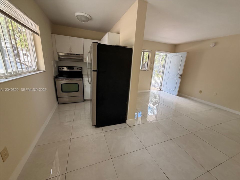 For Rent: $1,700 (1 beds, 1 baths, 700 Square Feet)