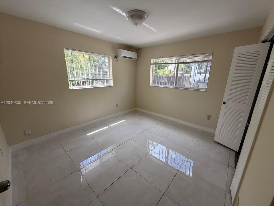 For Rent: $1,700 (1 beds, 1 baths, 700 Square Feet)