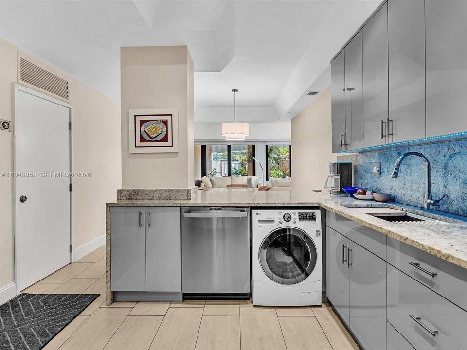 For Sale: $1,795,000 (3 beds, 2 baths, 1587 Square Feet)