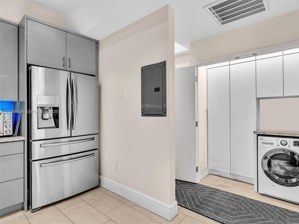 For Sale: $1,795,000 (3 beds, 2 baths, 1587 Square Feet)