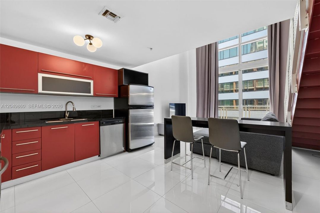 For Sale: $450,000 (1 beds, 1 baths, 978 Square Feet)