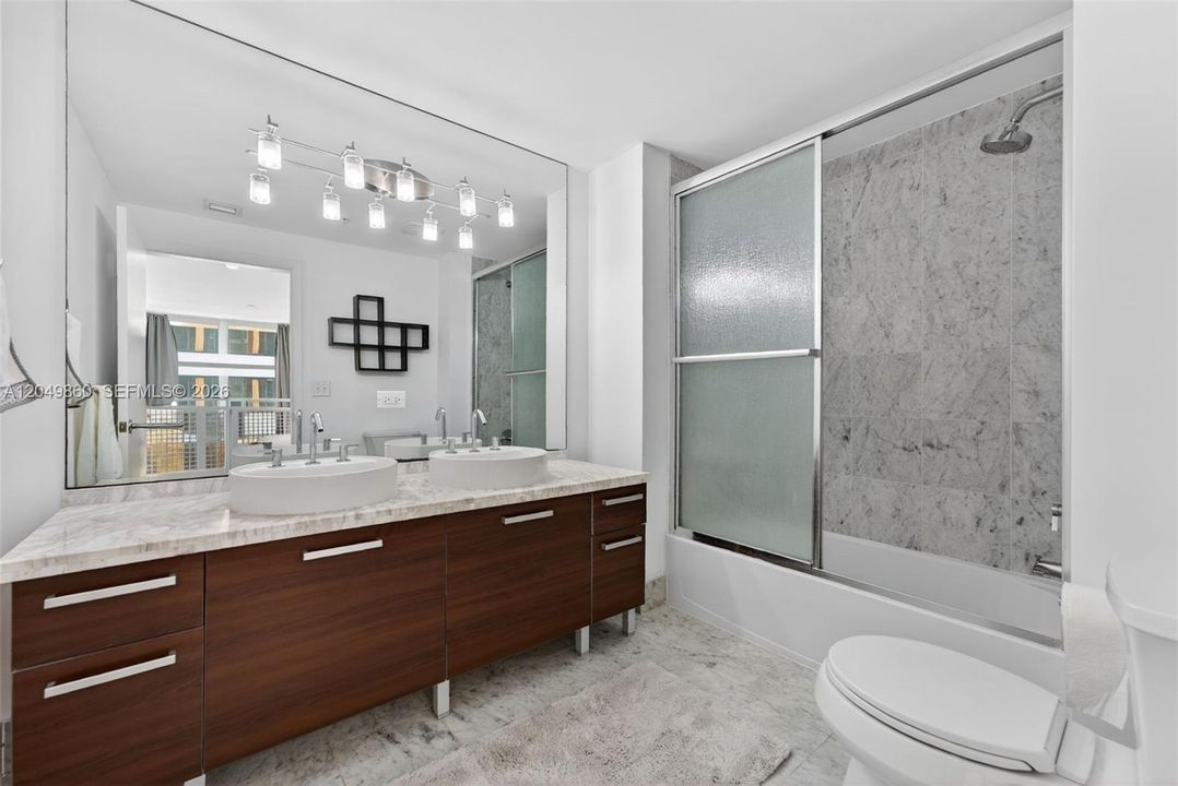 For Sale: $450,000 (1 beds, 1 baths, 978 Square Feet)