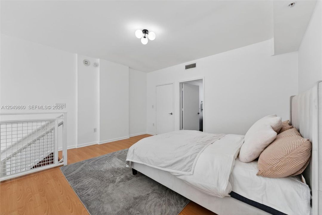 For Sale: $450,000 (1 beds, 1 baths, 978 Square Feet)