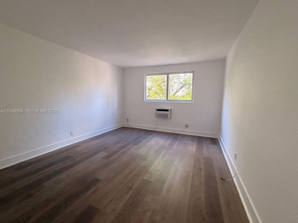 For Rent: $1,800 (1 beds, 1 baths, 750 Square Feet)
