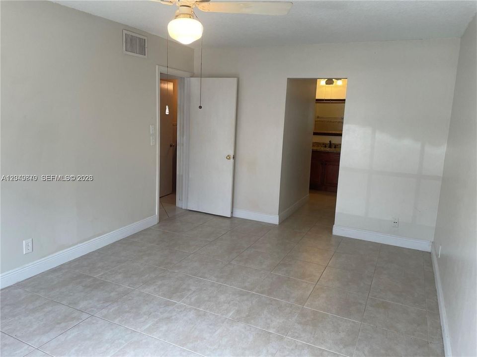 For Rent: $2,150 (2 beds, 2 baths, 982 Square Feet)