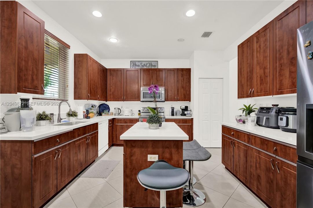 For Rent: $4,490 (5 beds, 3 baths, 2962 Square Feet)