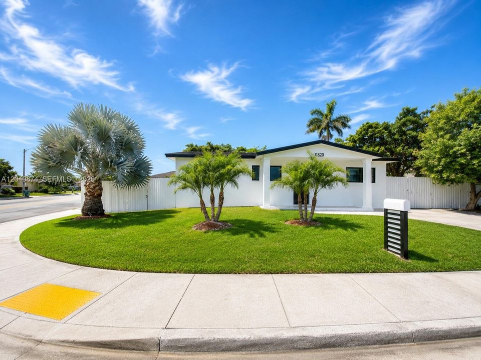 For Sale: $525,000 (3 beds, 2 baths, 920 Square Feet)