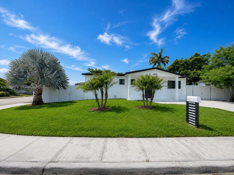 For Sale: $525,000 (3 beds, 2 baths, 920 Square Feet)