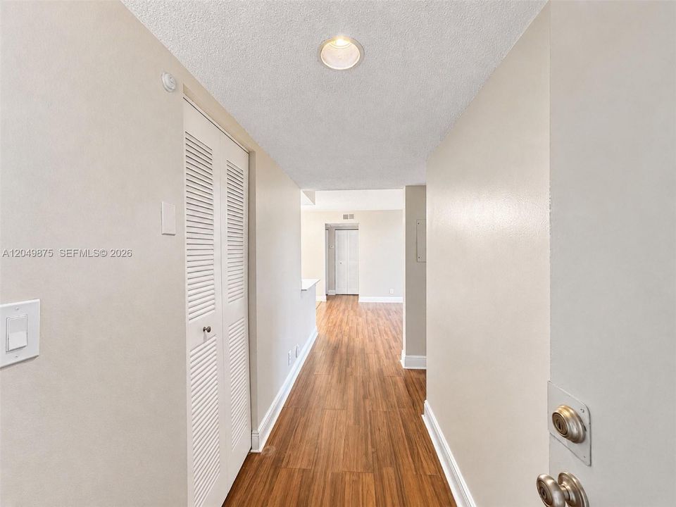 В аренду: $2,300 (2 спален, 2 ванн, 1140 Квадратных фут)