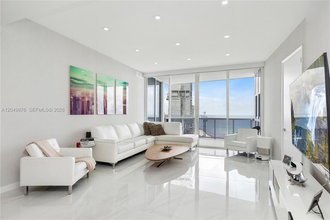 For Sale: $2,495,000 (3 beds, 3 baths, 2174 Square Feet)