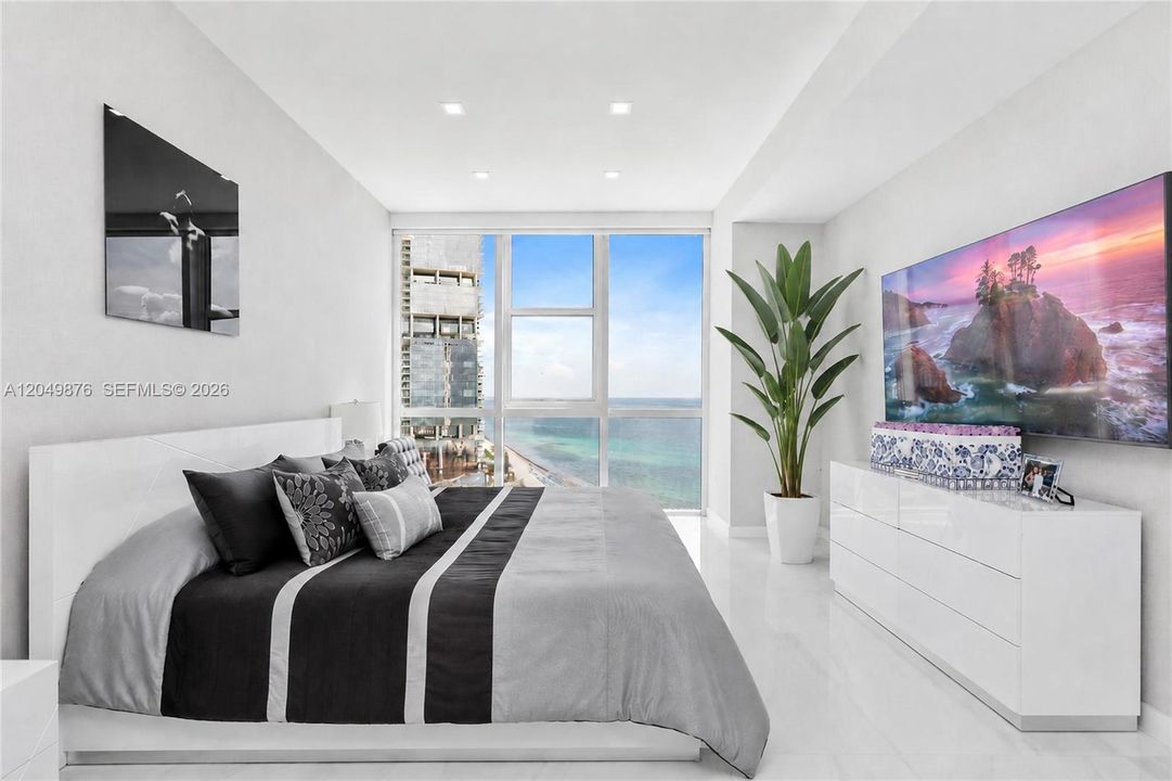 For Sale: $2,495,000 (3 beds, 3 baths, 2174 Square Feet)