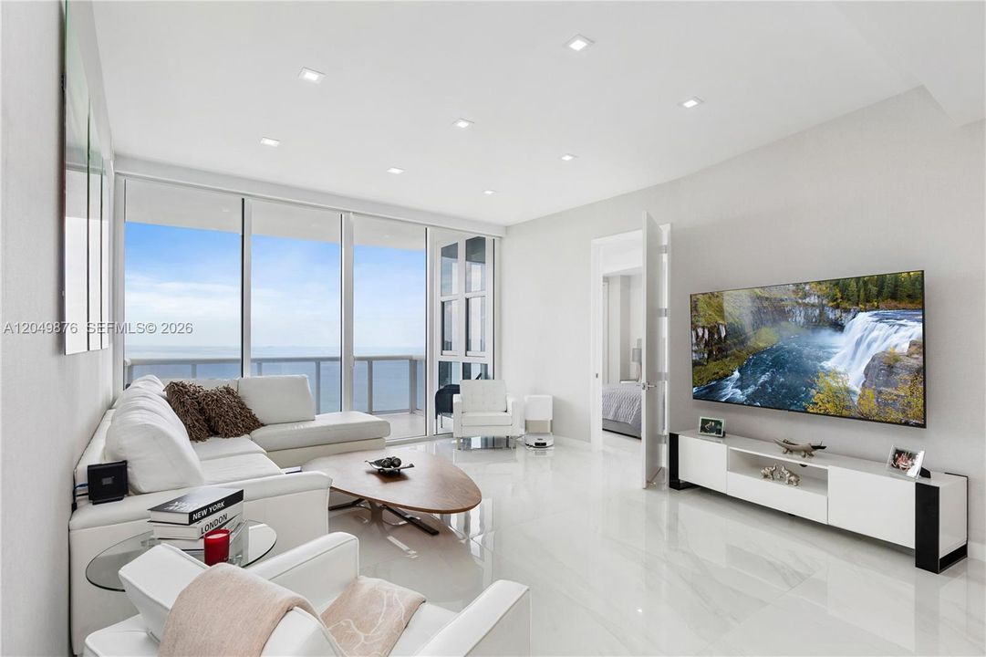 For Sale: $2,495,000 (3 beds, 3 baths, 2174 Square Feet)