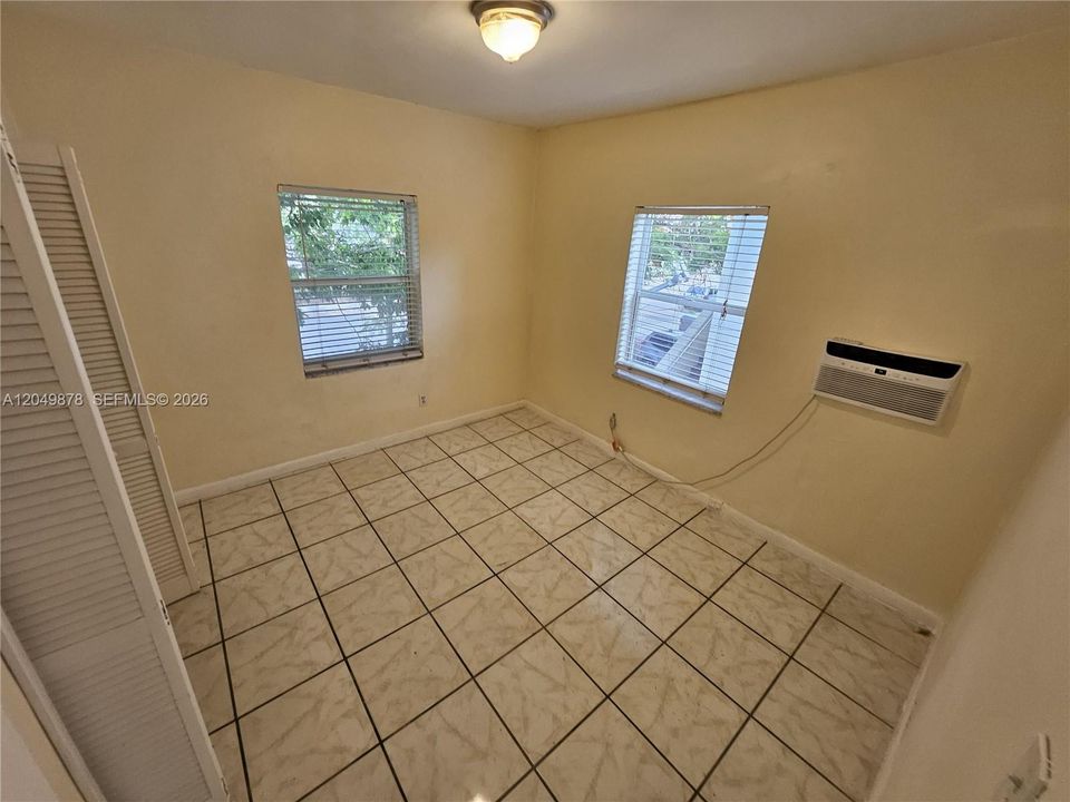 For Rent: $2,500 (2 beds, 1 baths, 800 Square Feet)