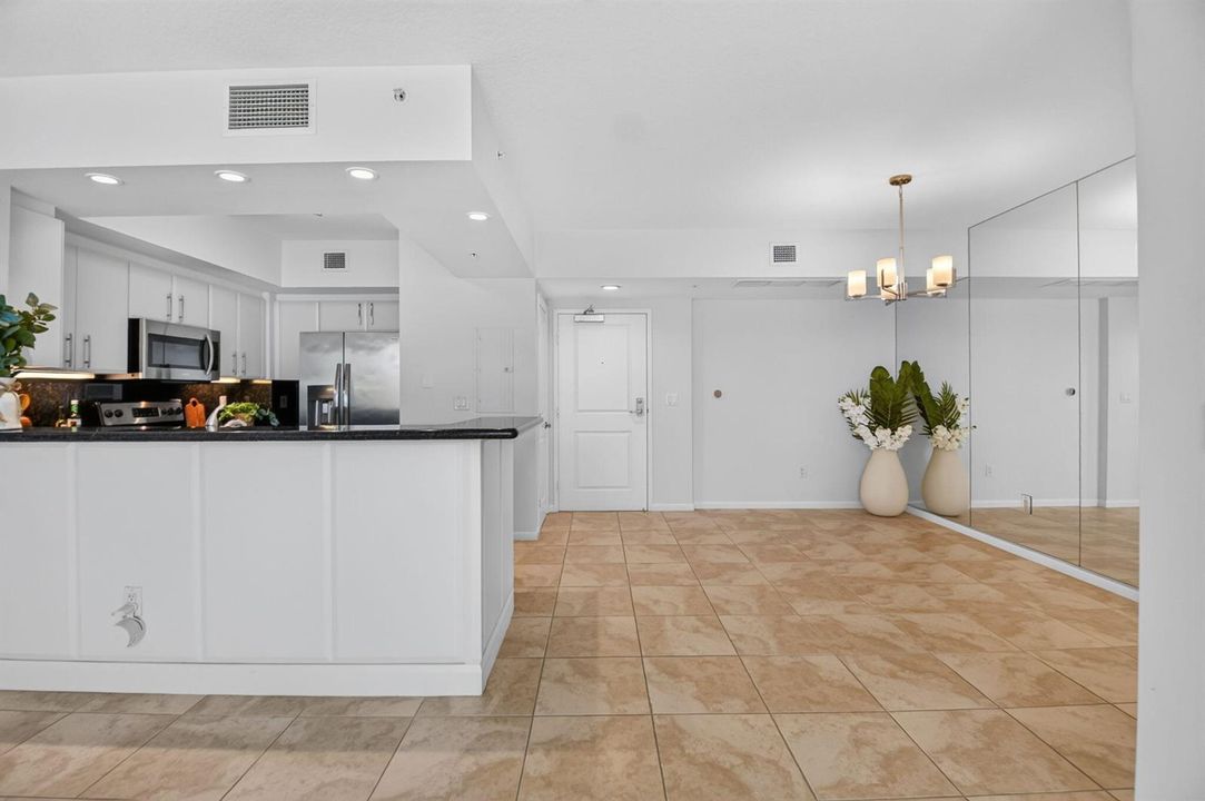 Dining Area and Breakfast Bar