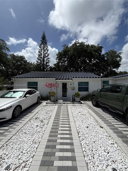 For Rent: $3,900 (3 beds, 2 baths, 1484 Square Feet)