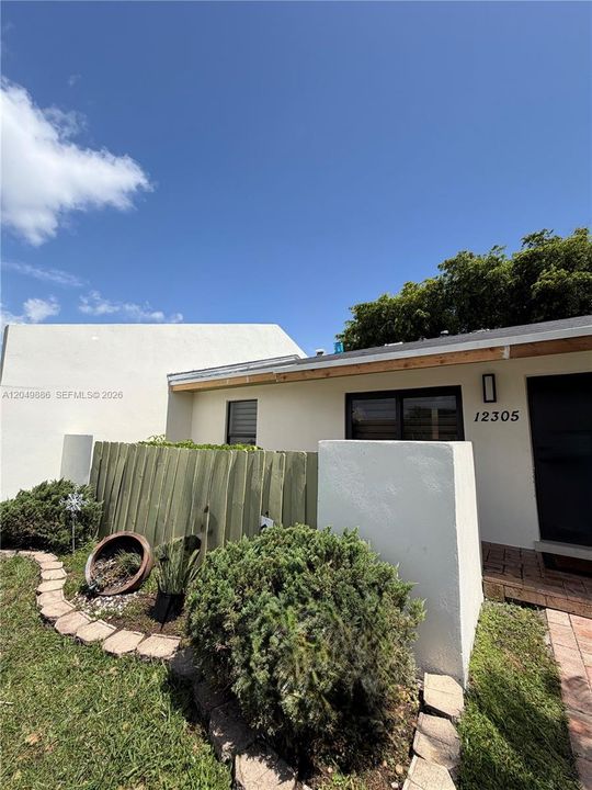 For Rent: $2,500 (2 beds, 1 baths, 1050 Square Feet)