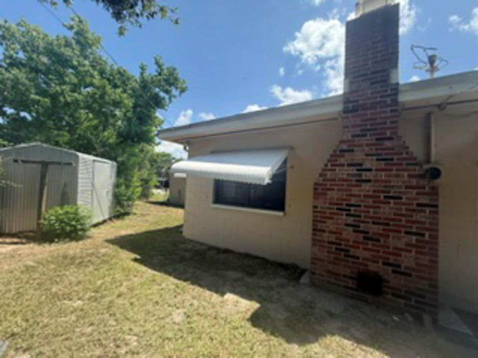 1102 backyard with shed